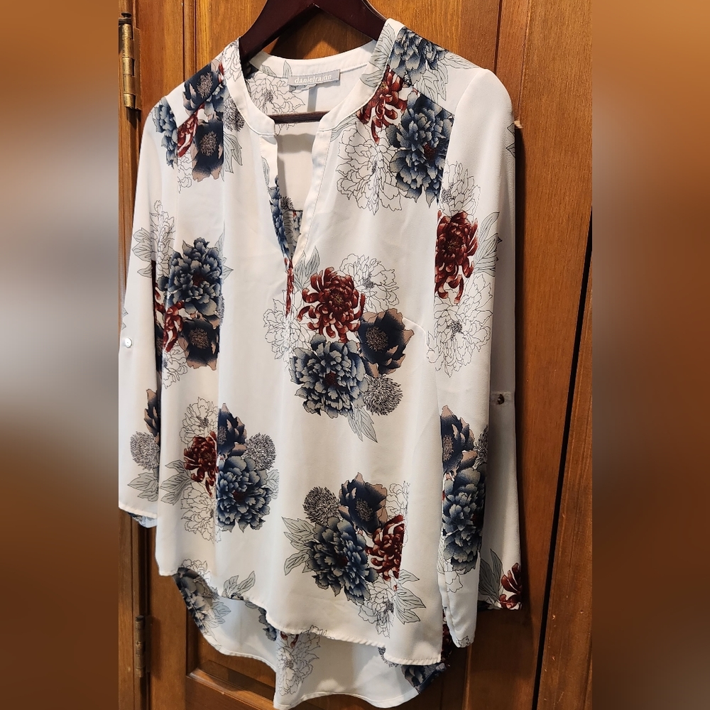 Danielrainn floral blouse, size small